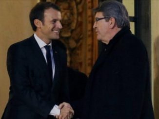 Macron serrant la main de Melenchon