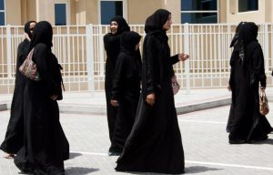 1595532-des-femmes-portant-une-abaya-aux-emirats-arabes-unis-300x192.jpg